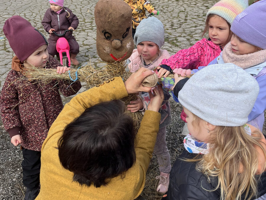 Vítanie jari – vynášanie Moreny – Aktívne sa zapojiť a udržiavať ľudové tradície a zvyky.